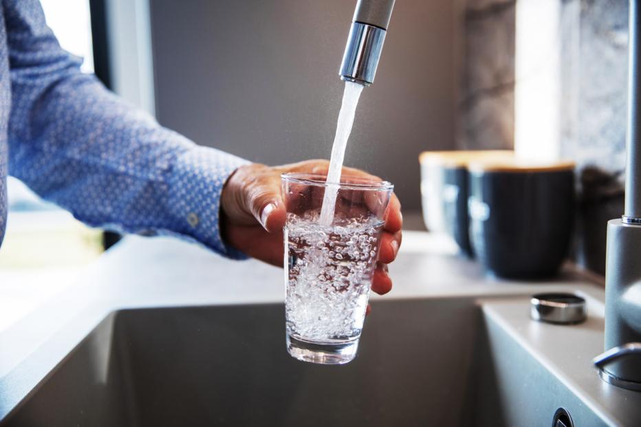 Kodėl namuose svarbu turėti švarų vandenį?