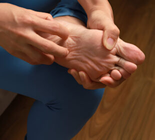 kas sukelia kojų niežėjimą