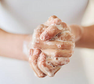 Kaip per dažnas rankų plovimas gali pakenkt