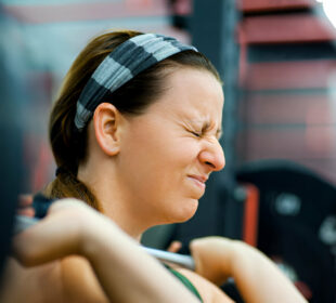 veidas trūkčioja kilnojant svorius